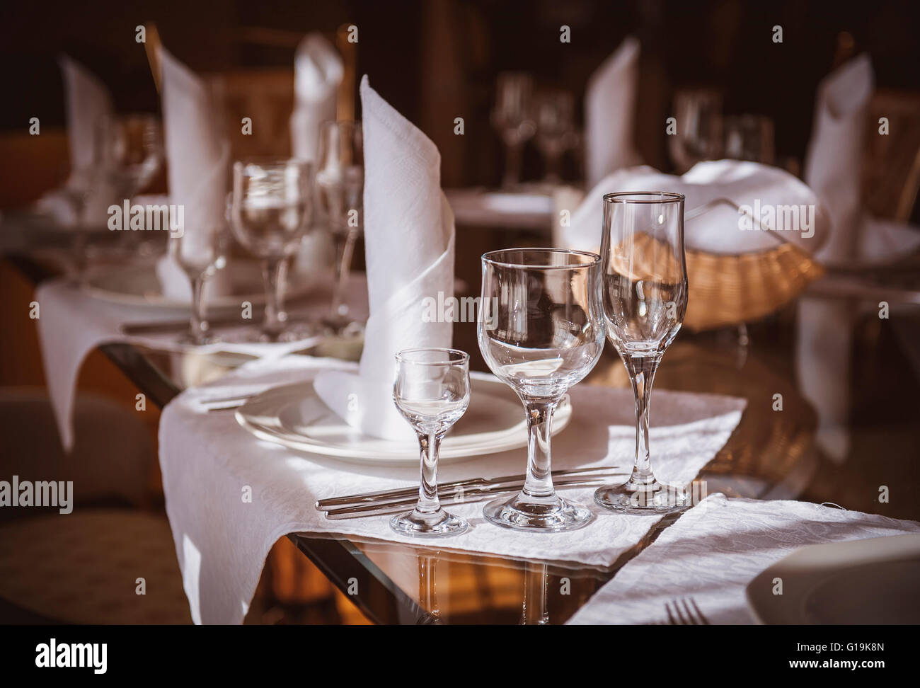 Empty wine glasses table hi-res stock photography and images - Alamy