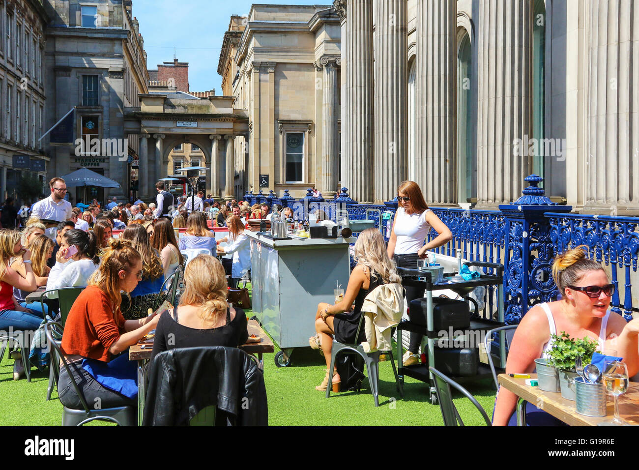 Outdoor cafe and restaurants, Royal Exchange Square, at the side of the