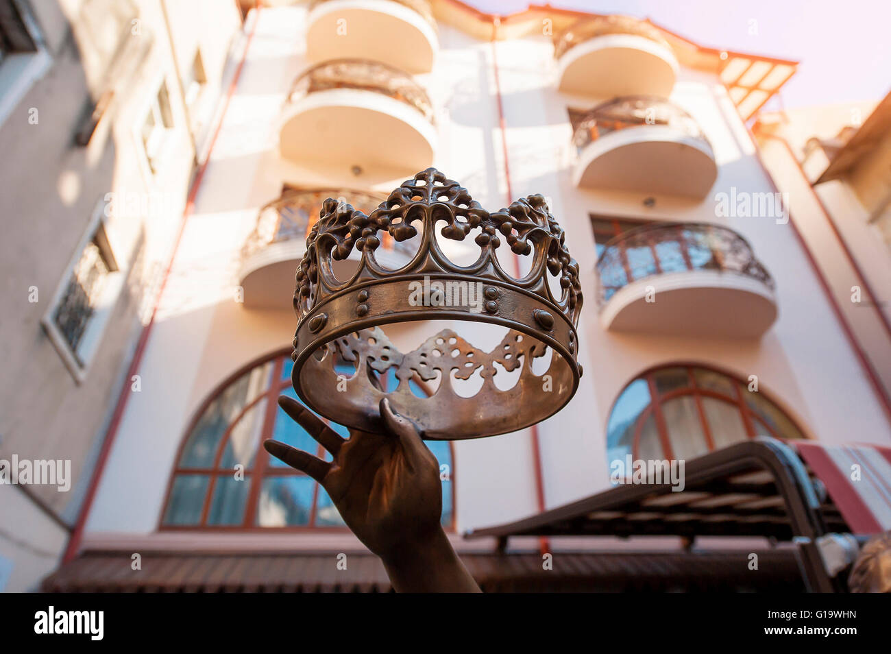Gold crown head hi-res stock photography and images - Alamy