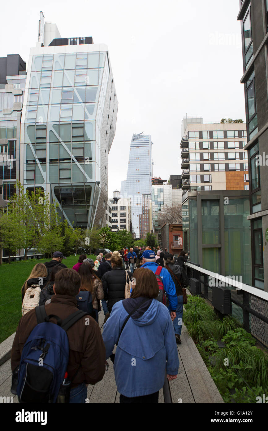 People walk along the High Line in New York City, USA Stock Photo - Alamy
