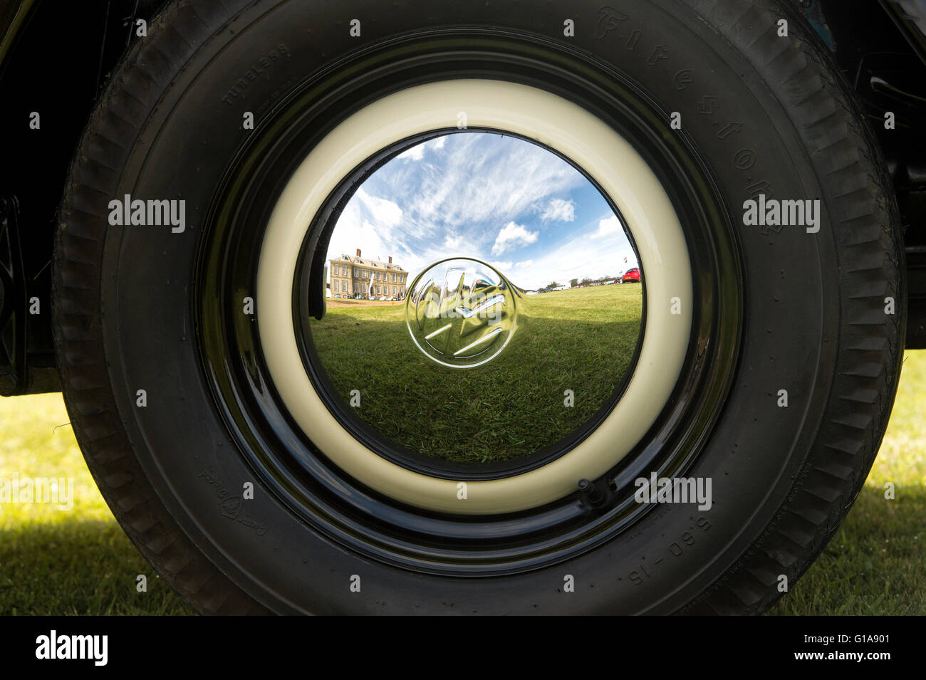 Standford Hall reflected in the wheel hub cap of a 1954 Vintage VW Beetle. Standford Hall. Leicestershire, England Stock Photo