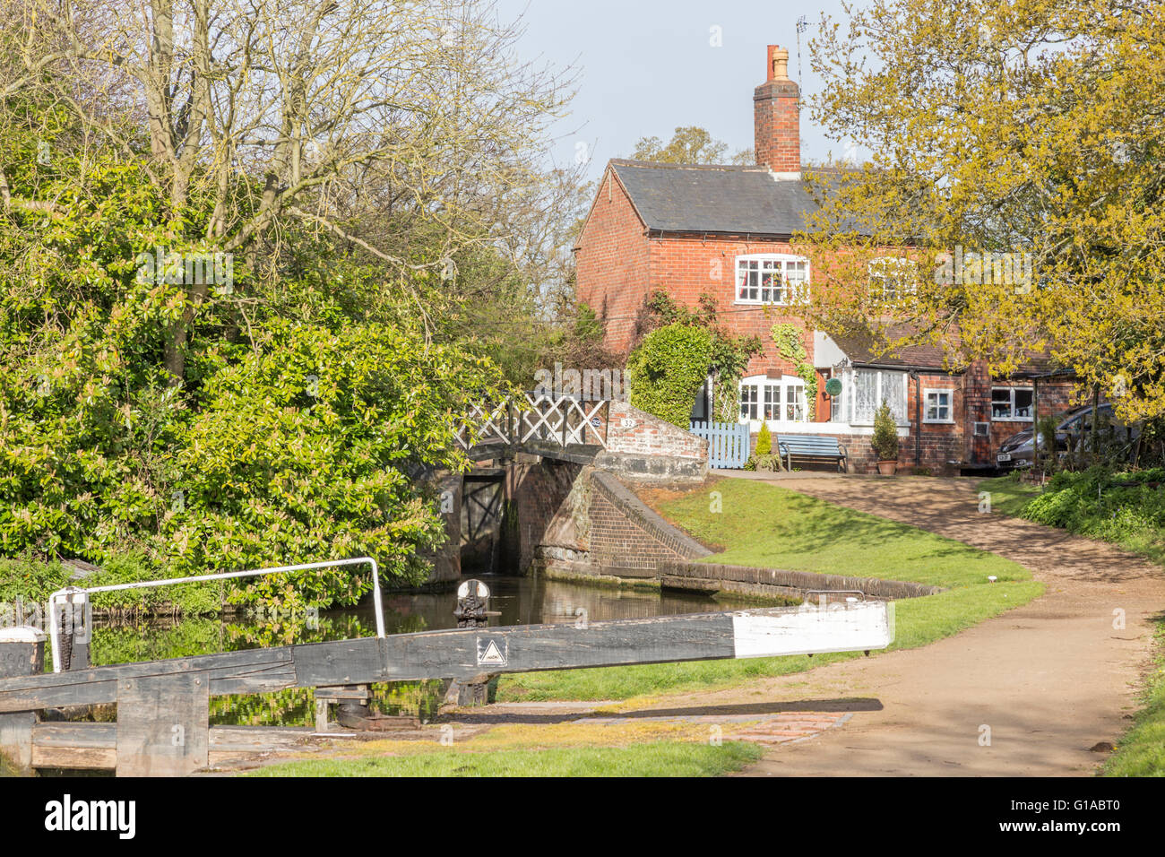 Lock keepers cottage on the Stratford upon Avon Canal at Lapworth ...