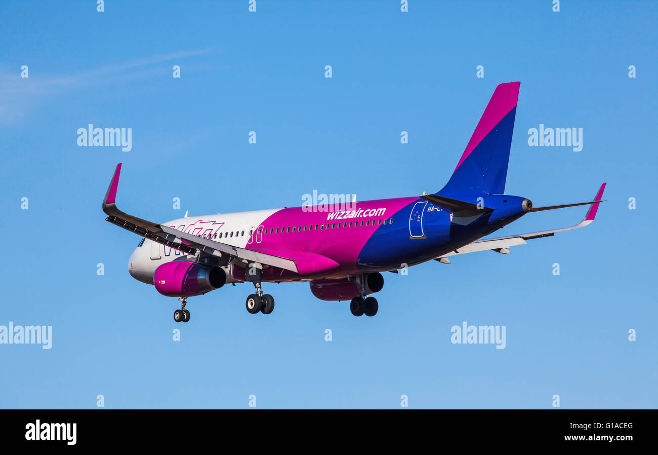 Wizz air airplane hi-res stock photography and images - Alamy