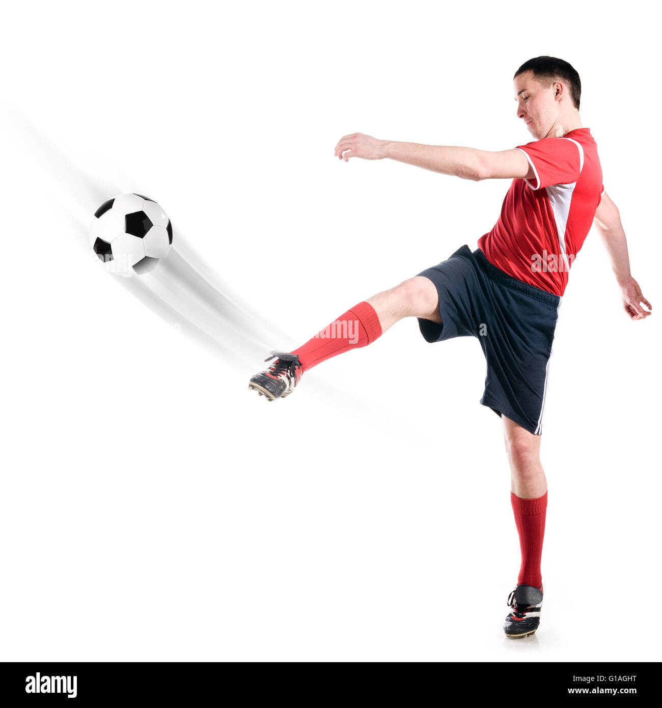 Футболист в прыжке. Он ударяет по мячу. Ведение мяча в футболе. Он ударяет по мячу. Футболист в прыжке.