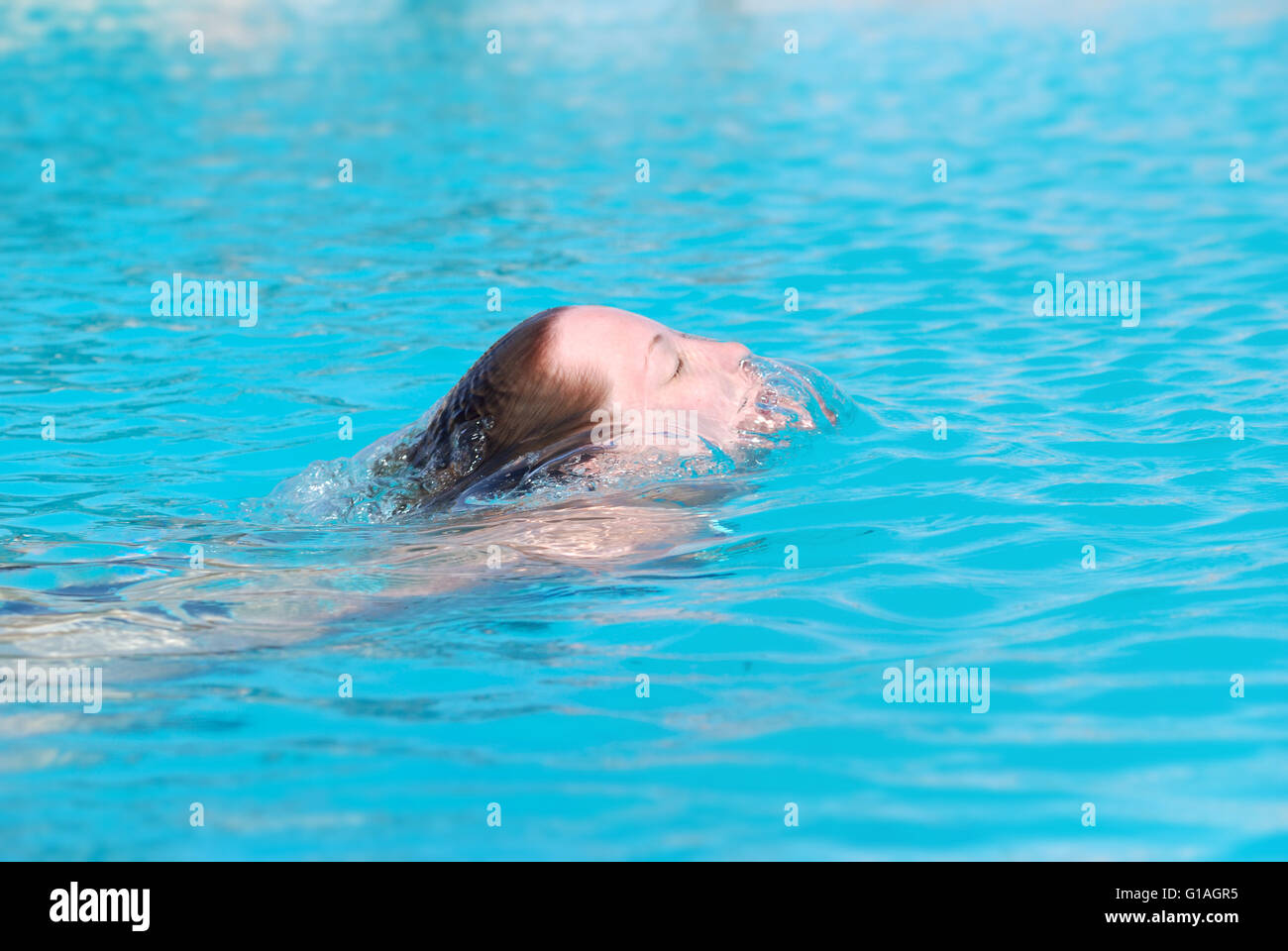 Sunbathing перевод. Женщина плывет в бассейне. Люди плещутся в бассейне. Плескаются в бассейне. Женщина плещется в бассейне.