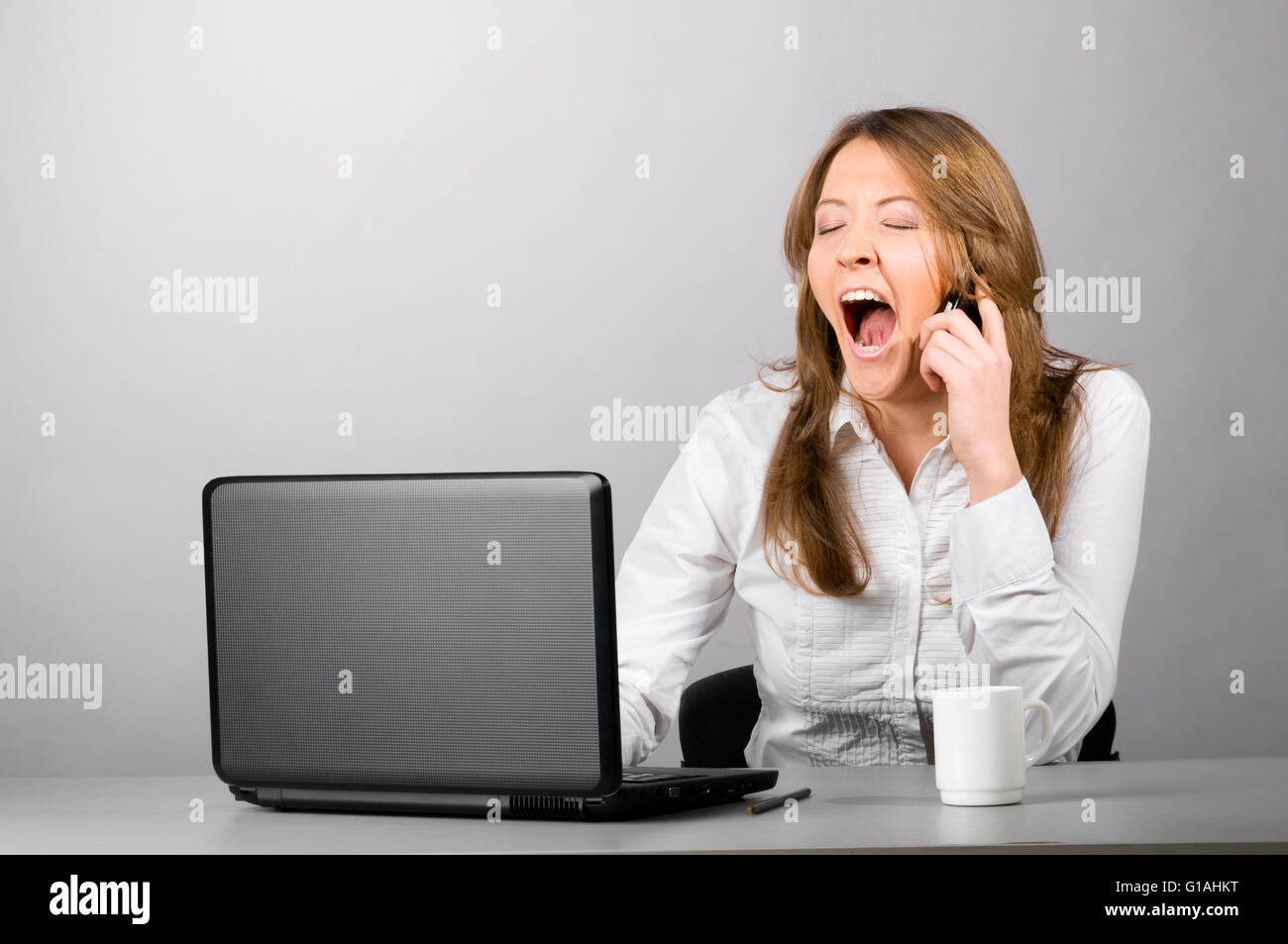 Зевающий человек. Пропадают слова при разговоре. Зевота причины возникновения у взрослых часто. Особенности мобильного общения. Преимущества телефонных переговоров.