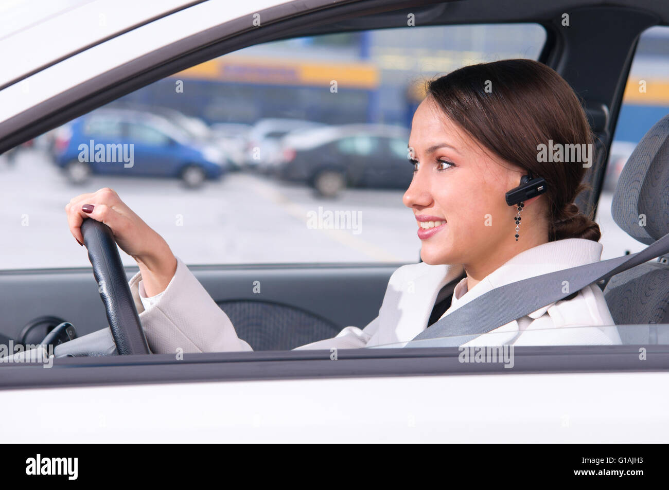 Мама говорит машина. Девушка за рулем с телефоном. Разговор по телефону в машине. Гарнитура для машины. Женщина водитель машины.