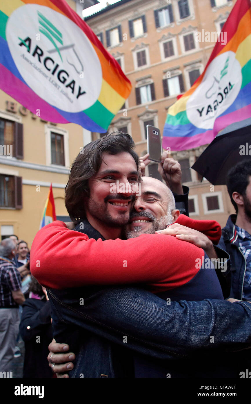 Rome, Italy. 11th May, 2016. A couple's happiness just after the approval of the law Rome 11th May 2016. Demonstration for Civil Rights while at the Lower Chamber takes place the final vote for the Civil Unions.  Credit:  Insidefoto/Alamy Live News Stock Photo