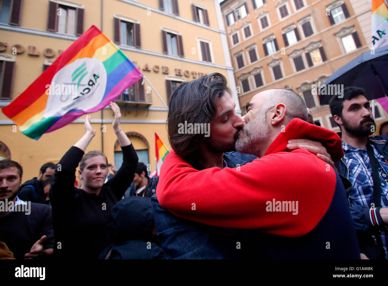 Rome, Italy. 11th May, 2016. A couple's happiness just after the approval of the law Rome 11th May 2016. Demonstration for Civil Rights while at the Lower Chamber takes place the final vote for the Civil Unions.  Credit:  Insidefoto/Alamy Live News Stock Photo