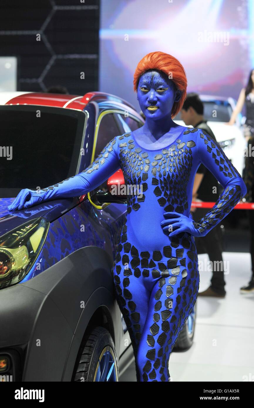 Tsingtao, Tsingtao, CHN. 11th May, 2016.  The 15th Tsingtao International Auto Show starts on May 11. A show girl is dressed as Avatar. Over 50 brands will be on show on the first day. First SUV Bentaga by Bentley, Lincoln continental, sportscar-shaped SUV F-PACE by Jaguar, the first Internet Car Rongwei rx5. Credit:  SIPA Asia/ZUMA Wire/Alamy Live News Stock Photo