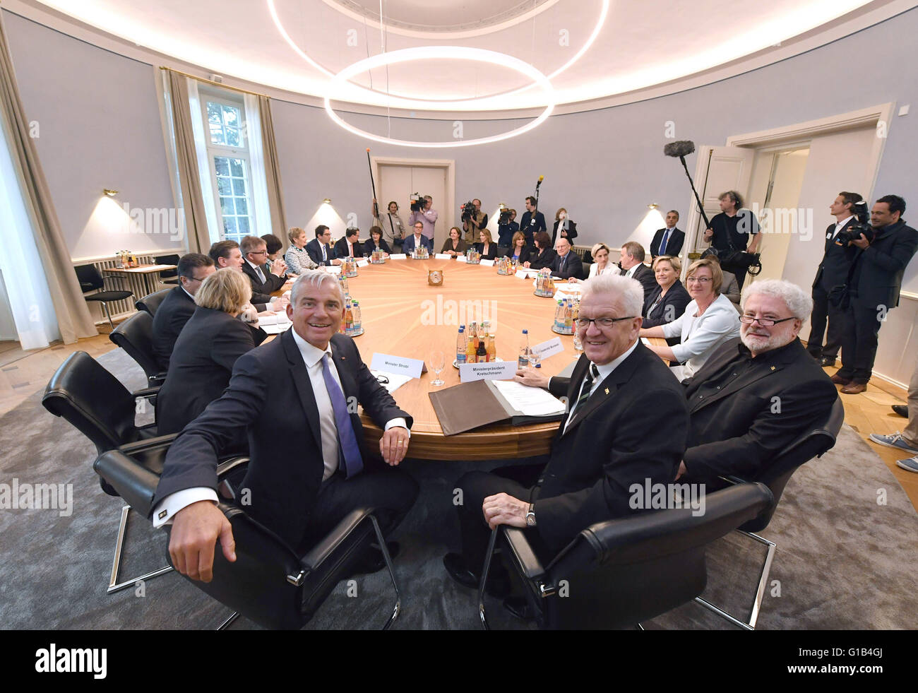 Stuttgart, Germany. 12th May, 2016. State Premier of Baden-Wuerttemberg Winfried Kretschmann (2.f.R), State Interior Minister Thomas Strobl (L), and Minister of State Klaus-Peter Murawski (R) sit in the cabinet room in the Baden-Wuerttemberg state parliament in Stuttgart, Germany, 12 May 2016. Photo: MARIJAN MURAT/dpa/Alamy Live News Stock Photo
