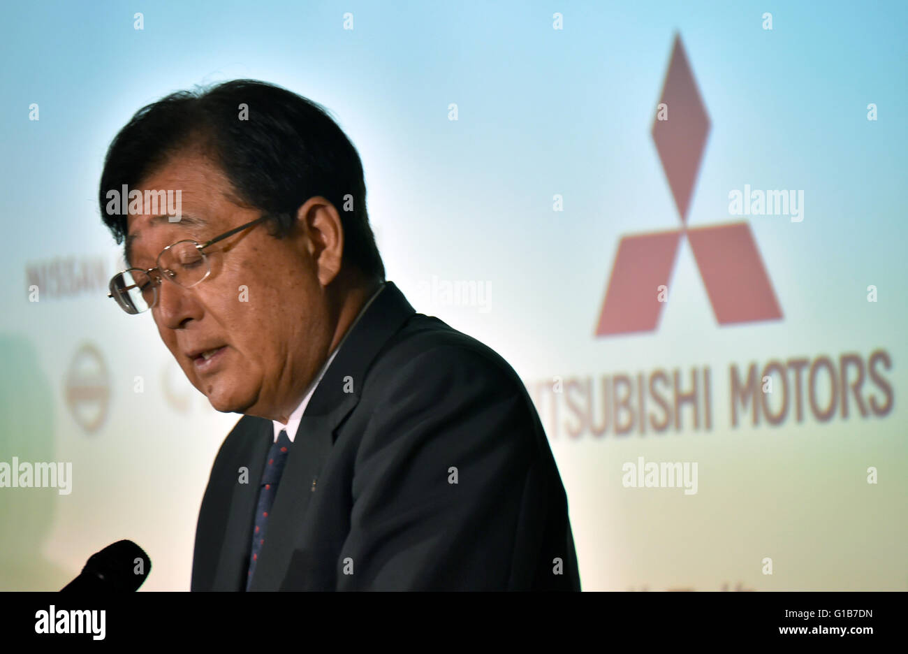 Yokohama, Japan. 12th May, 2016. Chairman Osamu Mashiko of Mitsubishi Motors speaks during an impromptu news conference at Nissans head office in Yokohama, south of Tokyo, on Thursday, May 12, 2016. Nissann Motor Chairman Carlos Ghosn announced that his company will pay 2.17 billion dollars for a 34% stake in the scandal-hit Mitsubishi, making Nissan the single largest shareholder. Mashikos Mitsubishi was tarnished by intentionally falsifying fuel mileage test data for several vehicle models. © Natsuki Sakai/AFLO/Alamy Live News Stock Photo