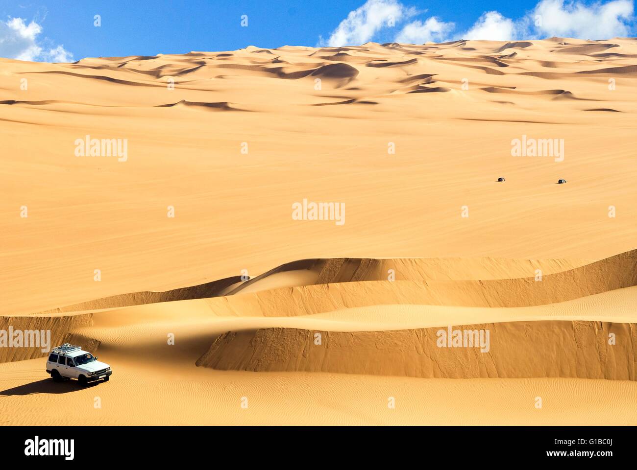 Libya, Sahara Desert, Fezzan, Erg Murzuq, Cars in the desert Stock Photo
