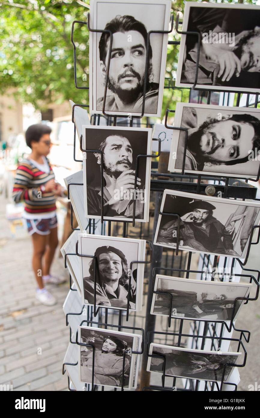 Cuba, Ciudad de la Habana province, Havana, La Habana Vieja district, postcards representing Che Guevara (Copyright Alberto Diaz Gutierez alias Korda) on Plaza de Armas Stock Photo