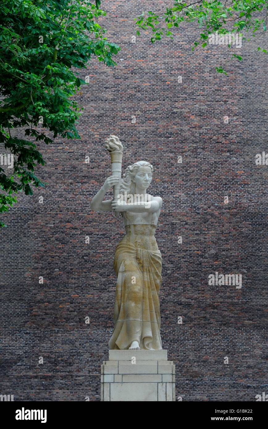 Netherlands, Holland, Utrecht, statue of Corinne Franzen-Heslenfeld in tribute to the resilience Stock Photo
