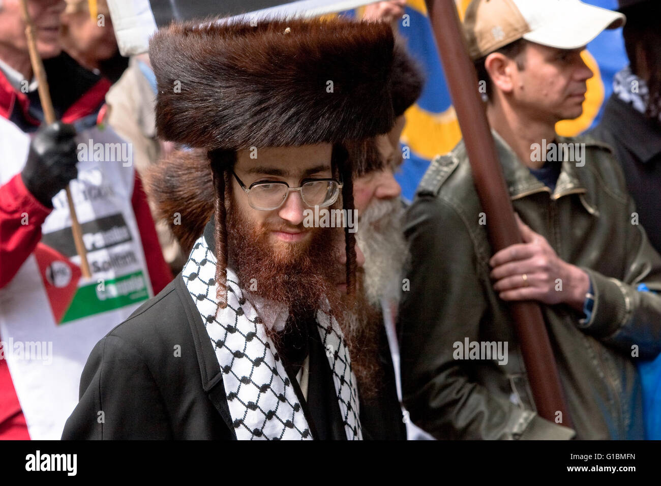 Orthodox Jews join Palestinian protesters at the Remember Gaza demonstration in London Stock Photo