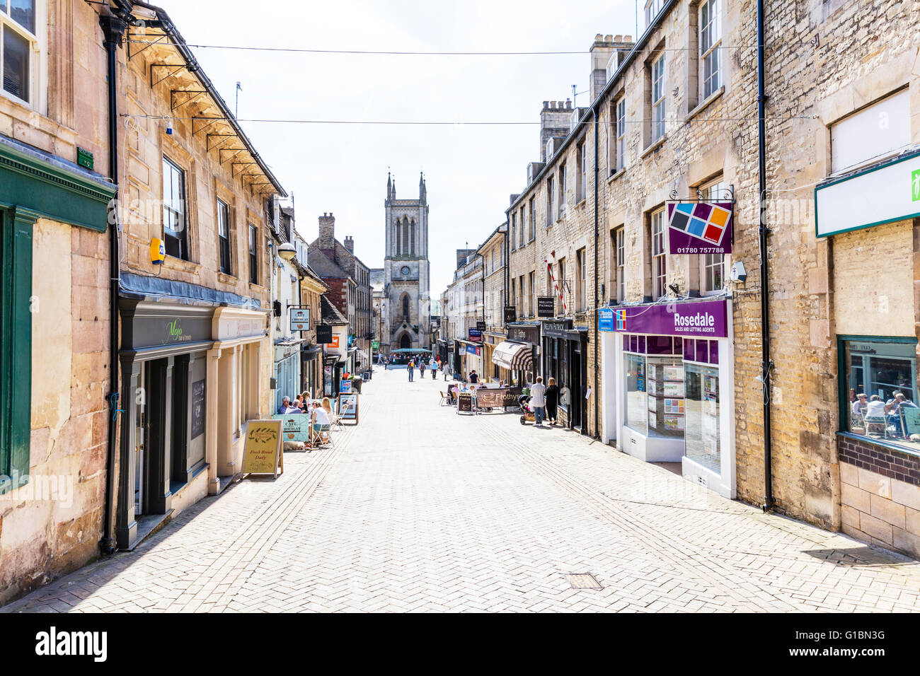 Stamford Lincolnshire UK town shops centre center pedestrianised street cafes pedestrianized church England English towns Stock Photo