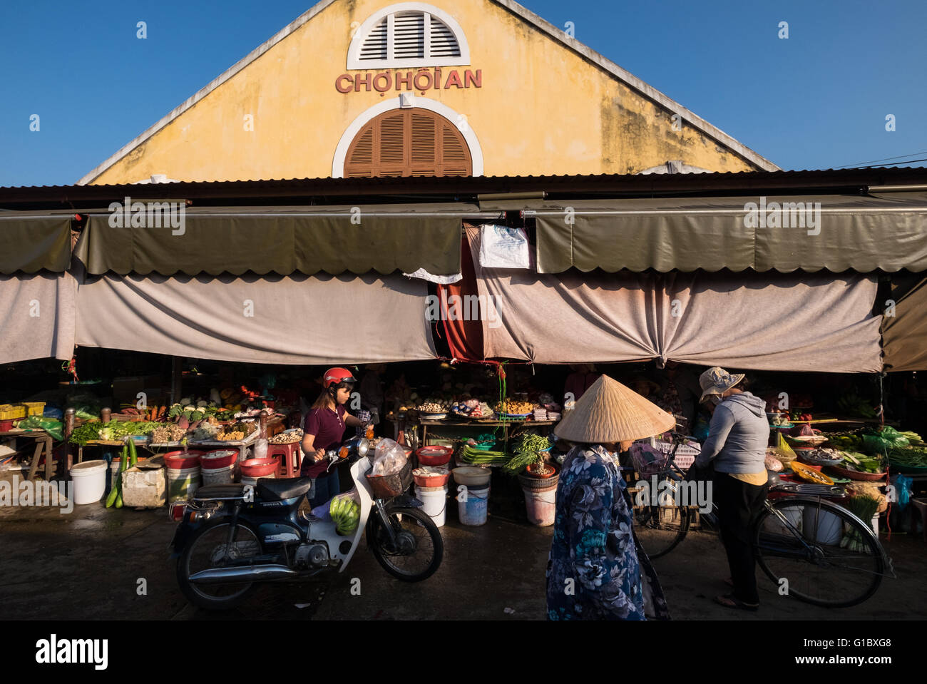 Early morning activity at Hoi An Central Market Stock Photo