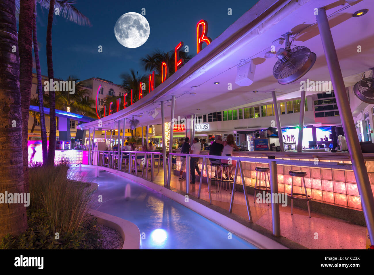 OUTDOOR BAR CLEVELANDER HOTEL OCEAN DRIVE MIAMI BEACH FLORIDA USA Stock Photo Alamy