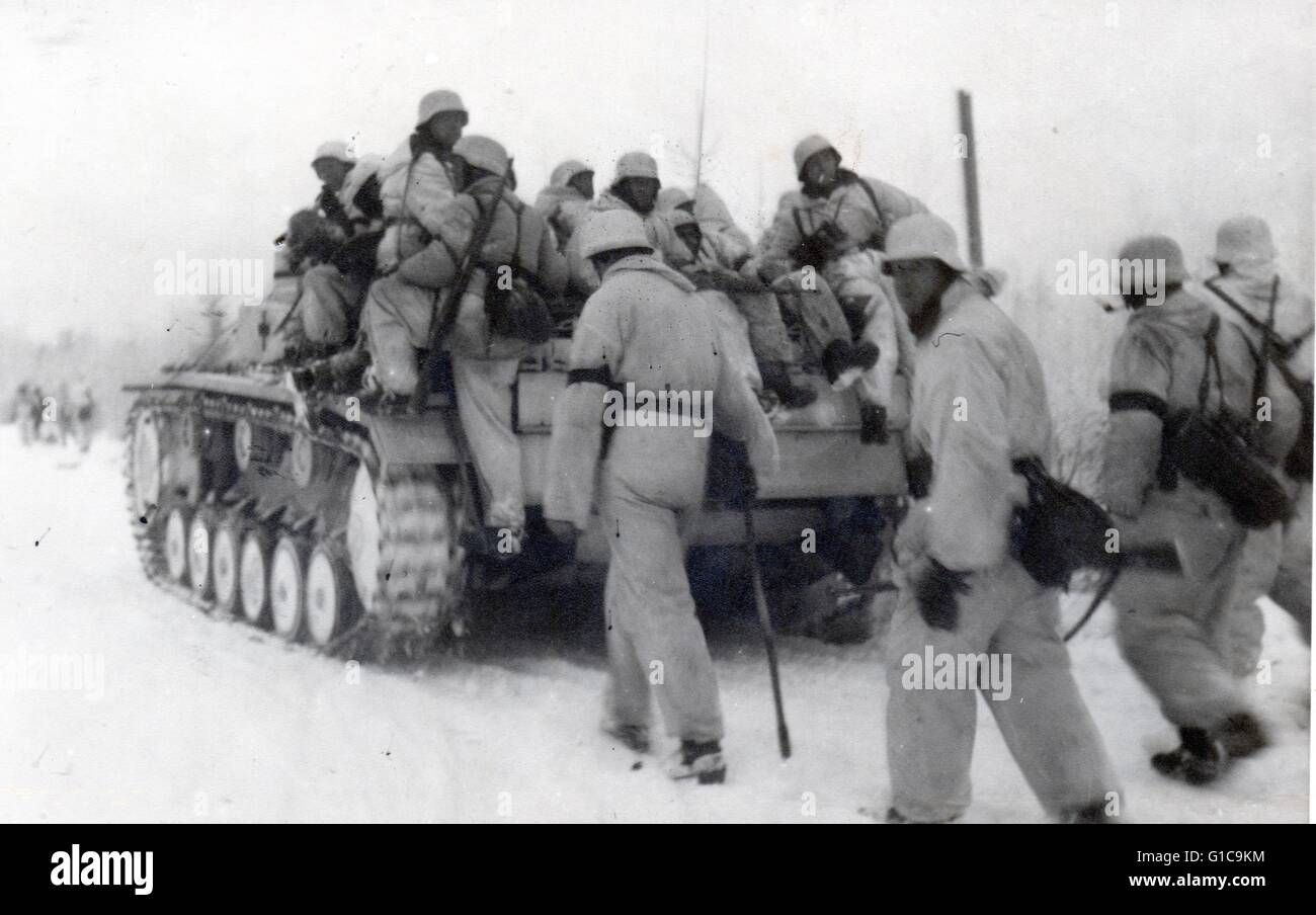 German Panzer Tank Sturmgeschütz with Grenadiers in Snow Camouflage on Eastern Front 1943 Stock Photo