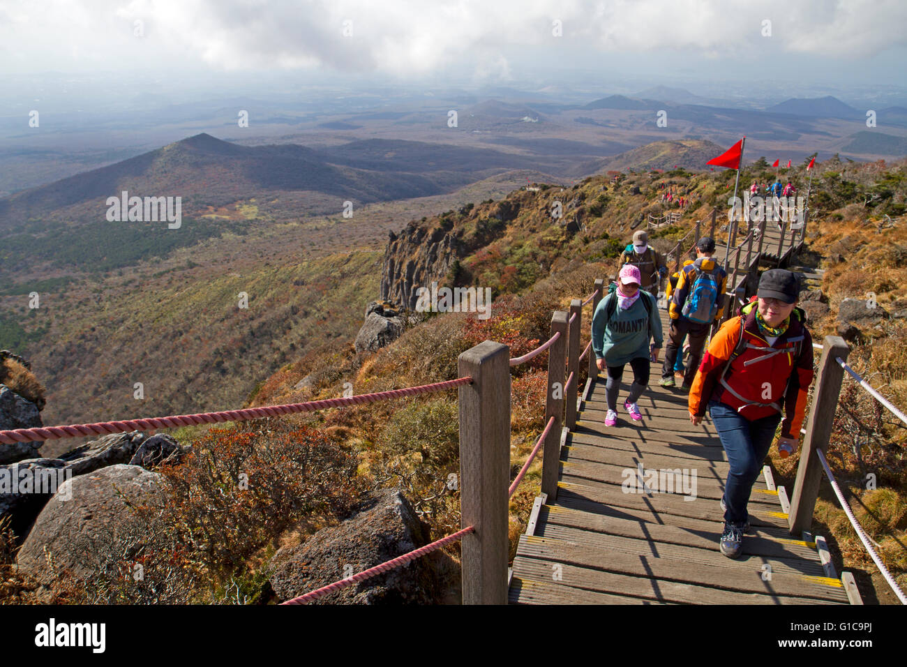 Hikers of the slopes of Hallasan, South Korea's highest mountain Stock Photo