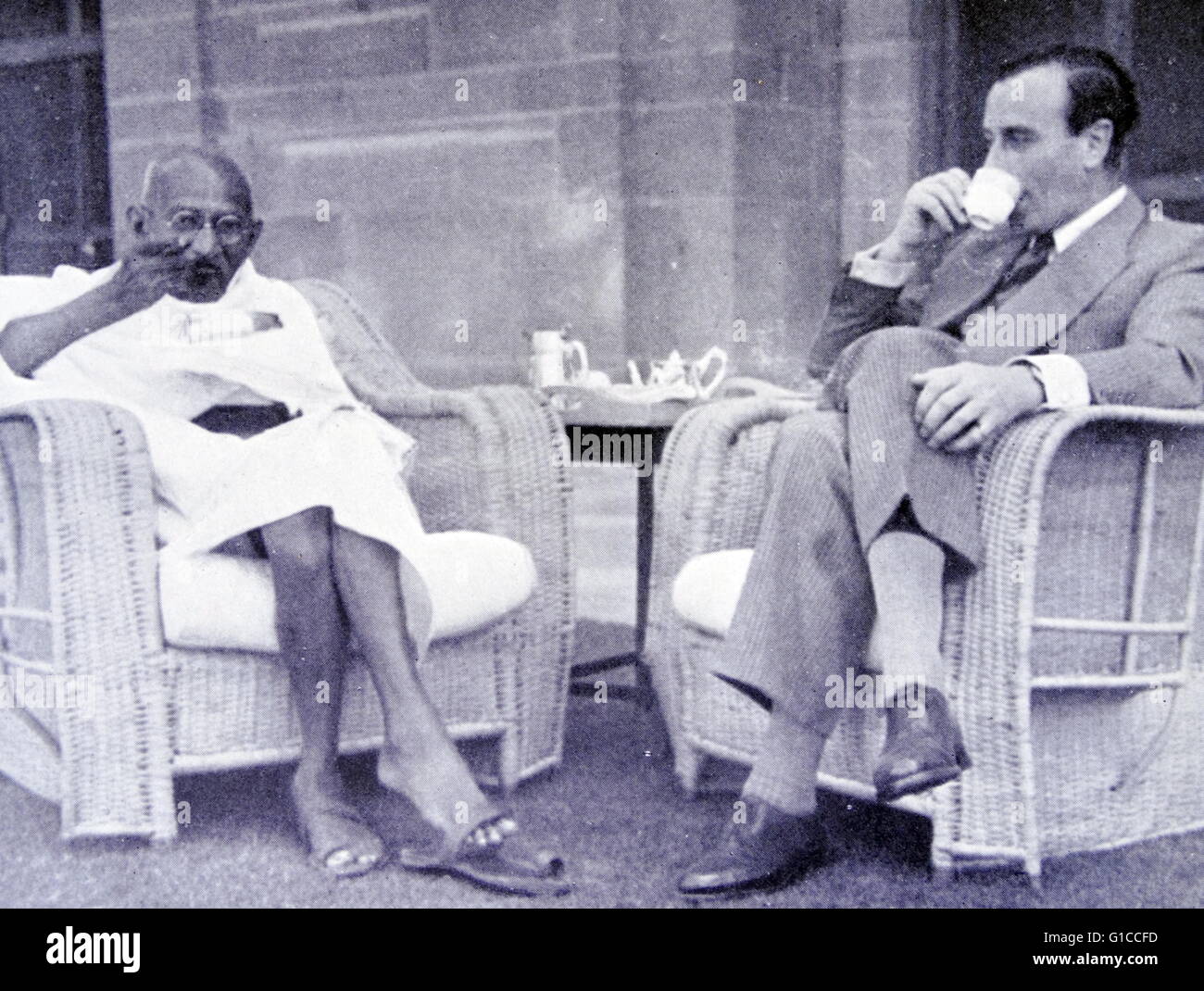 Breakfast meeting between Mahatma Gandhi and Viceroy of India, Lord Mountbatten 1947 Stock Photo