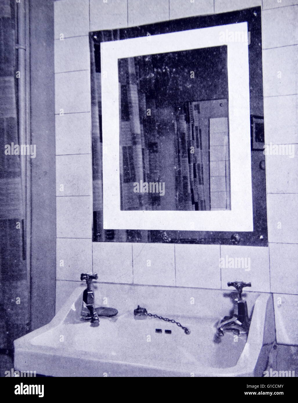 Photograph of a typical 1950's American bathroom. Dated 20th Century Stock Photo