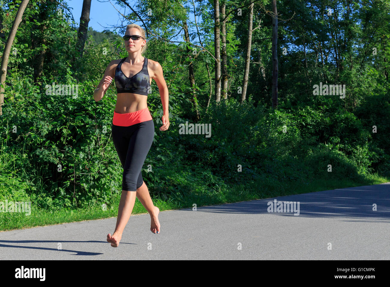 Jogging barefoot: Más de 3,561 fotos de stock con licencia libres de  regalías