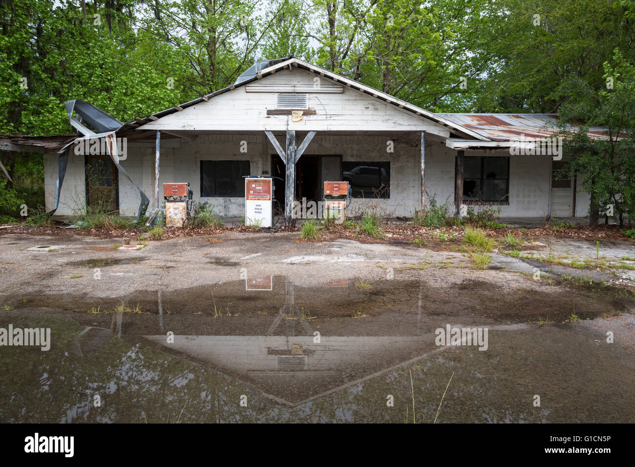 Eddy, Florida - Abandoned gas station at the edge of the Okefenokee Swamp. Stock Photo
