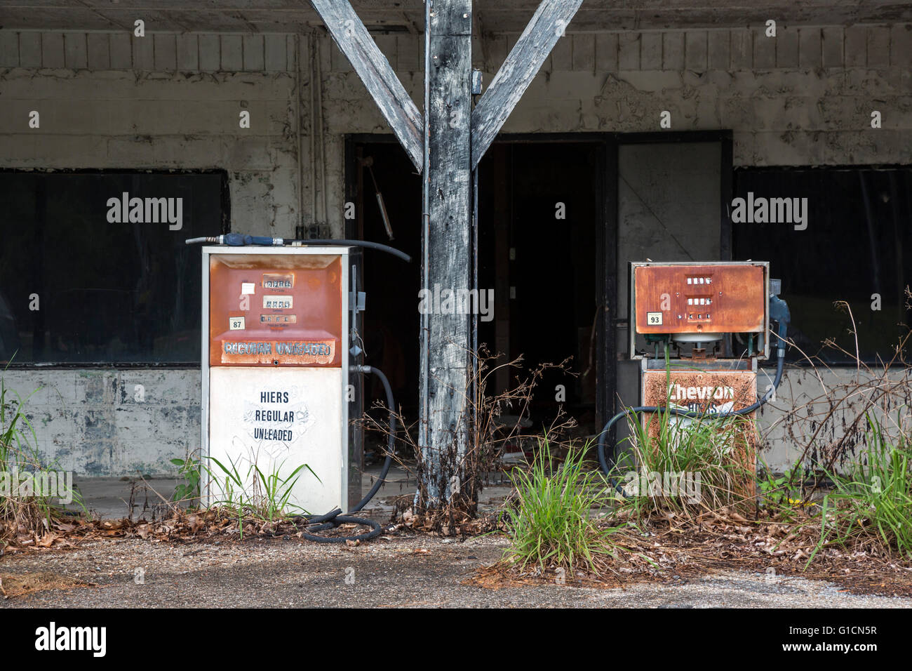 Eddy, Florida - Abandoned gas station at the edge of the Okefenokee Swamp. Stock Photo