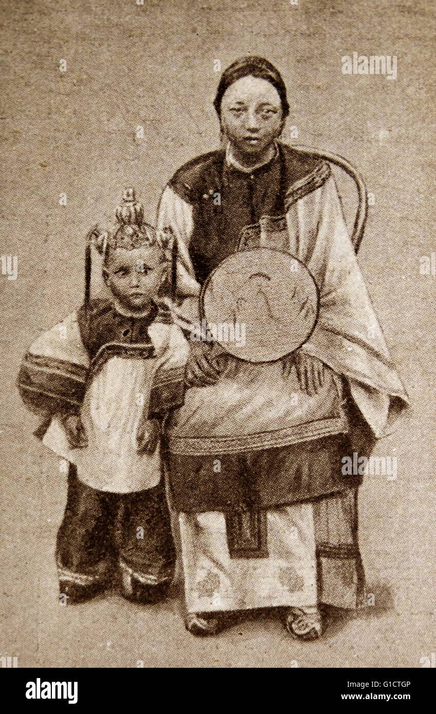 Manchu noblewoman and child 1900 Stock Photo
