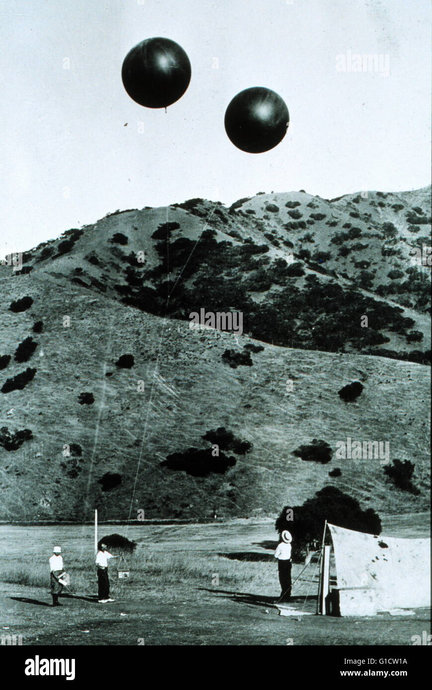 Weather balloon historical hires stock photography and images Alamy