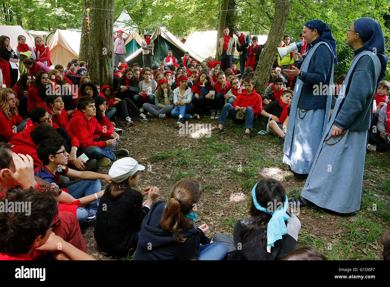 Soeurs de l'Agneau (Sisters of the Lamb) preaching at the FRAT catholic youth camp. Jambville. France. Stock Photo