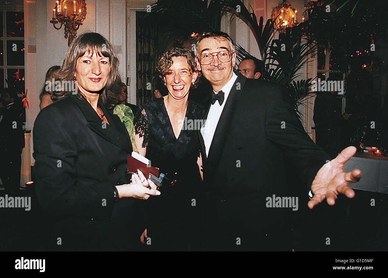 Liedtke, Lucie (Bankettleitung Hotel Atlantic) / Susanne Wilharm (Promotion Coordinator UIP) / Michael Wilson,|Anlass: Premiere von " - Der Morgen stirbt nie"||Aufgenommen in: Hamburg Stock Photo