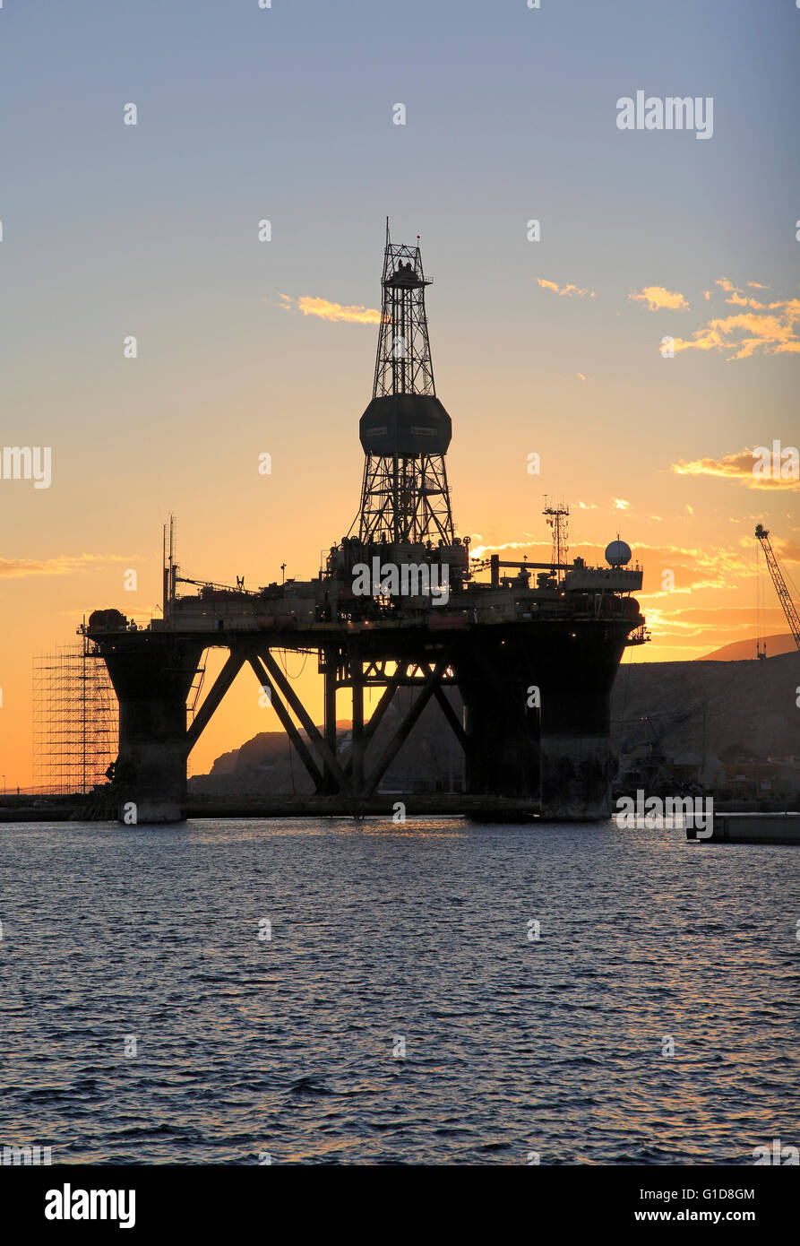 Oil rig repair hires stock photography and images Alamy
