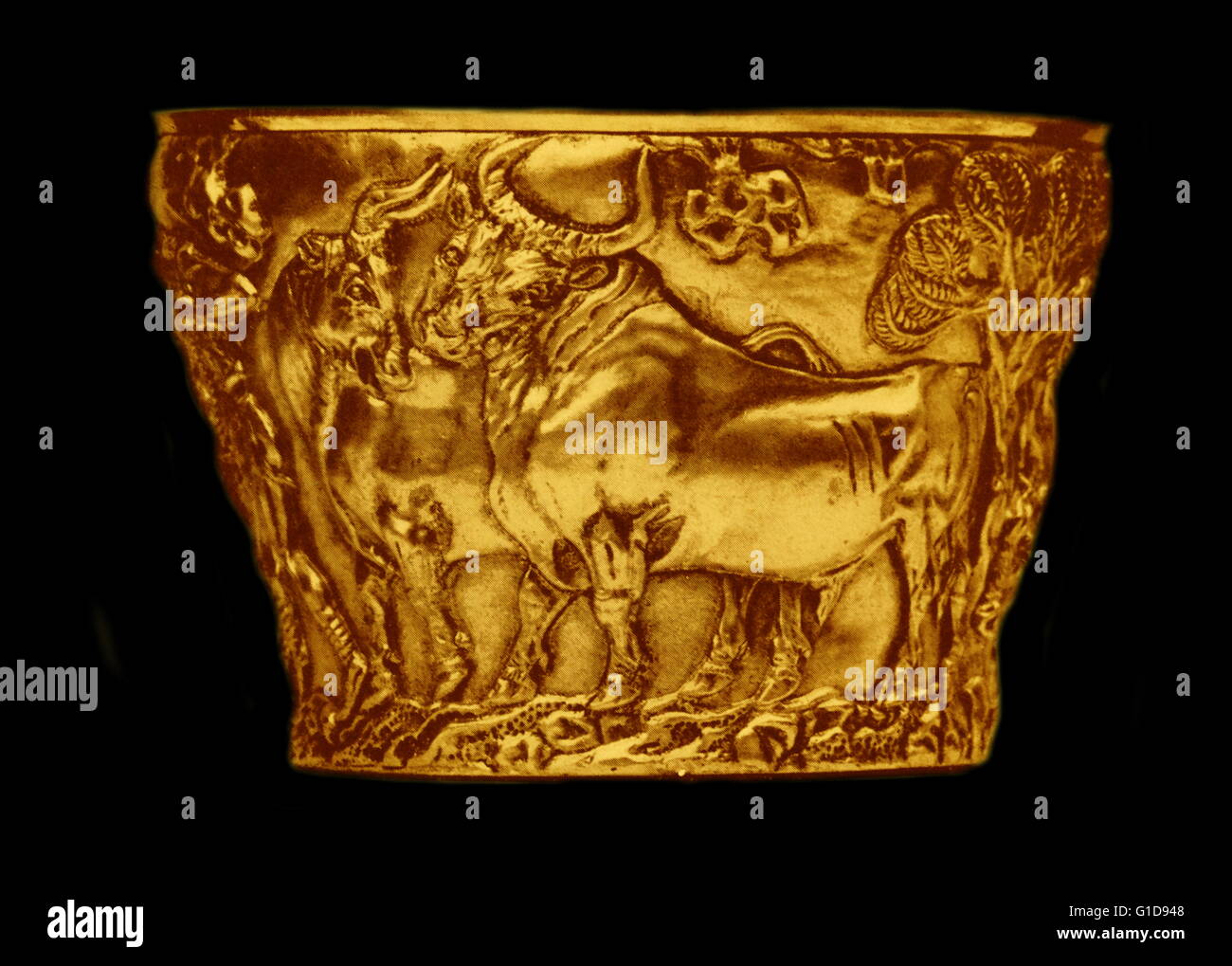 Mycenaean Vapheio cup, Late Bronze Age, First half of 15th c. B.C. Crete-Mycenaean metalwork, found together with other precious objects in the Vapheio tholos tomb. One-handled cup with flaring straight sides. decoration depicting bulls covers the entire surface Stock Photo