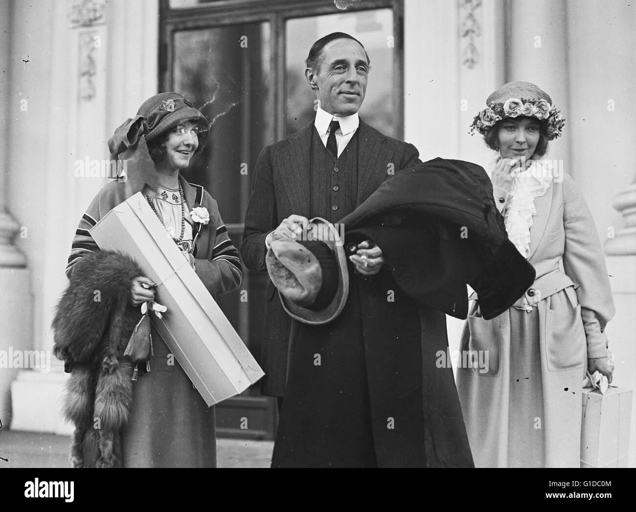 Dorothy Gish, D.W. Griffith, and Lillian Gish. Visit the White house, Washington DC 1922. Stock Photo