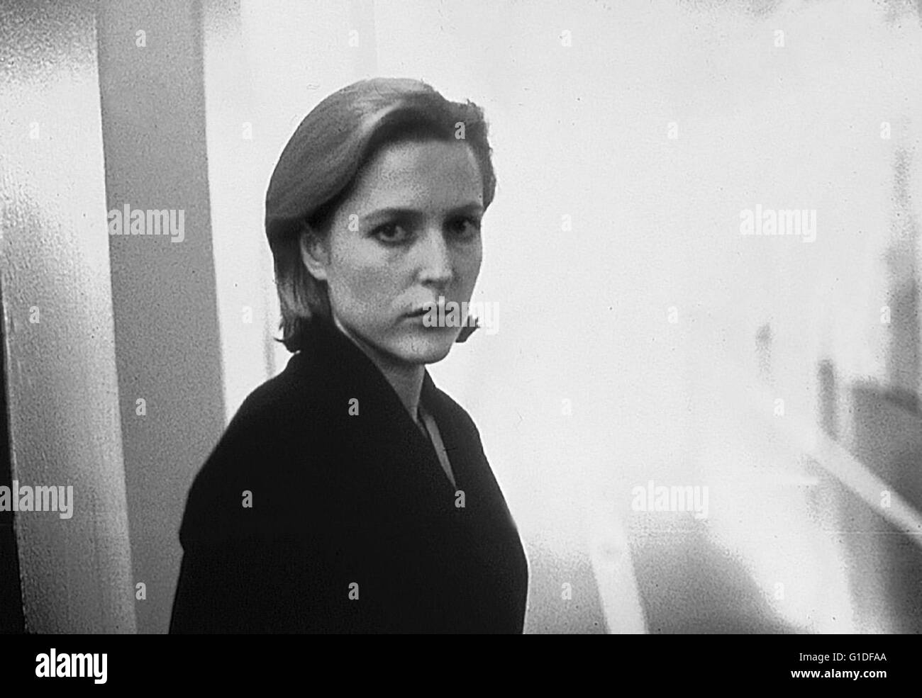 gillian anderson smoking cigarettes Gillian anderson Black and White Stock Photos & Images
