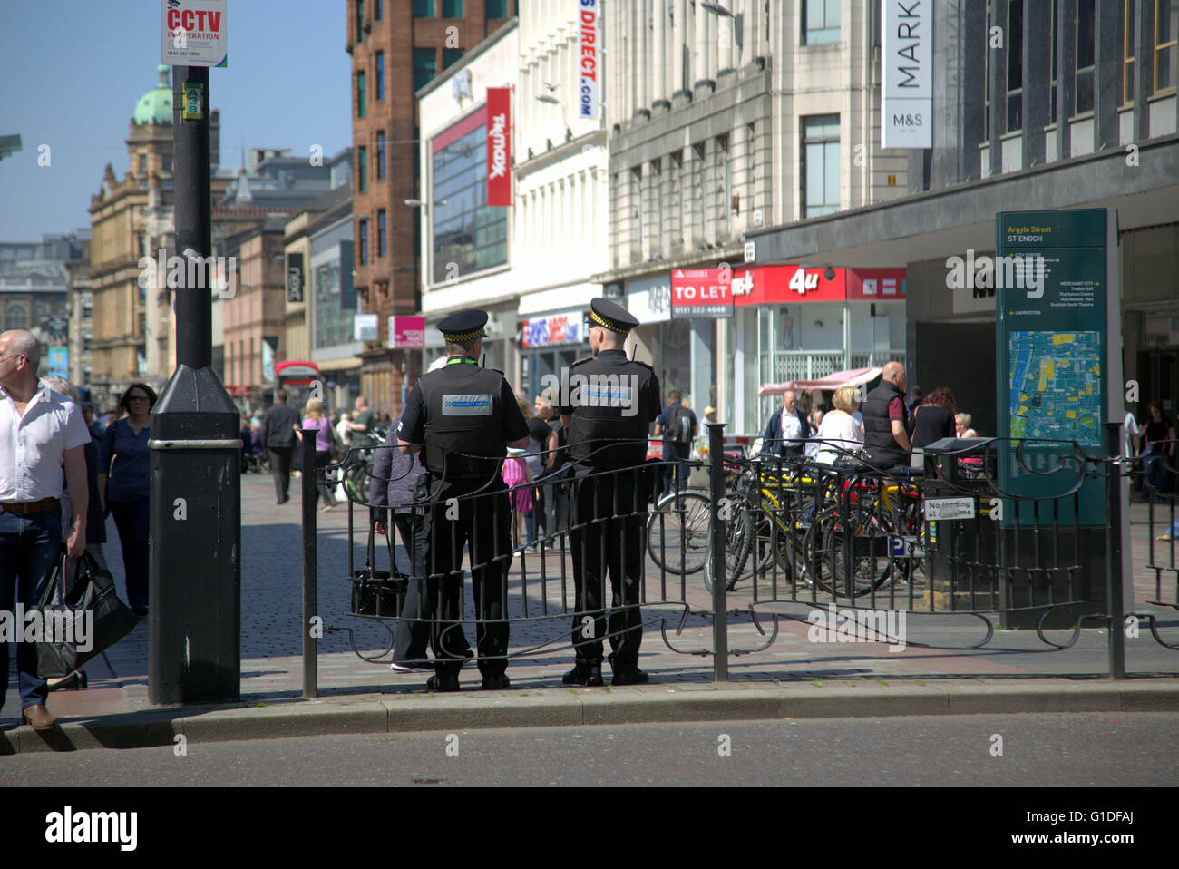 Community enforcement officers stopping littering on argyle street with cctv coverage sign, Glasgow,Scotland, UK. Stock Photo
