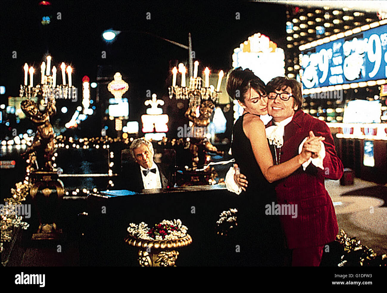 austin-powers-elizabeth-hurley-mike-myers-G1DFW3.jpg