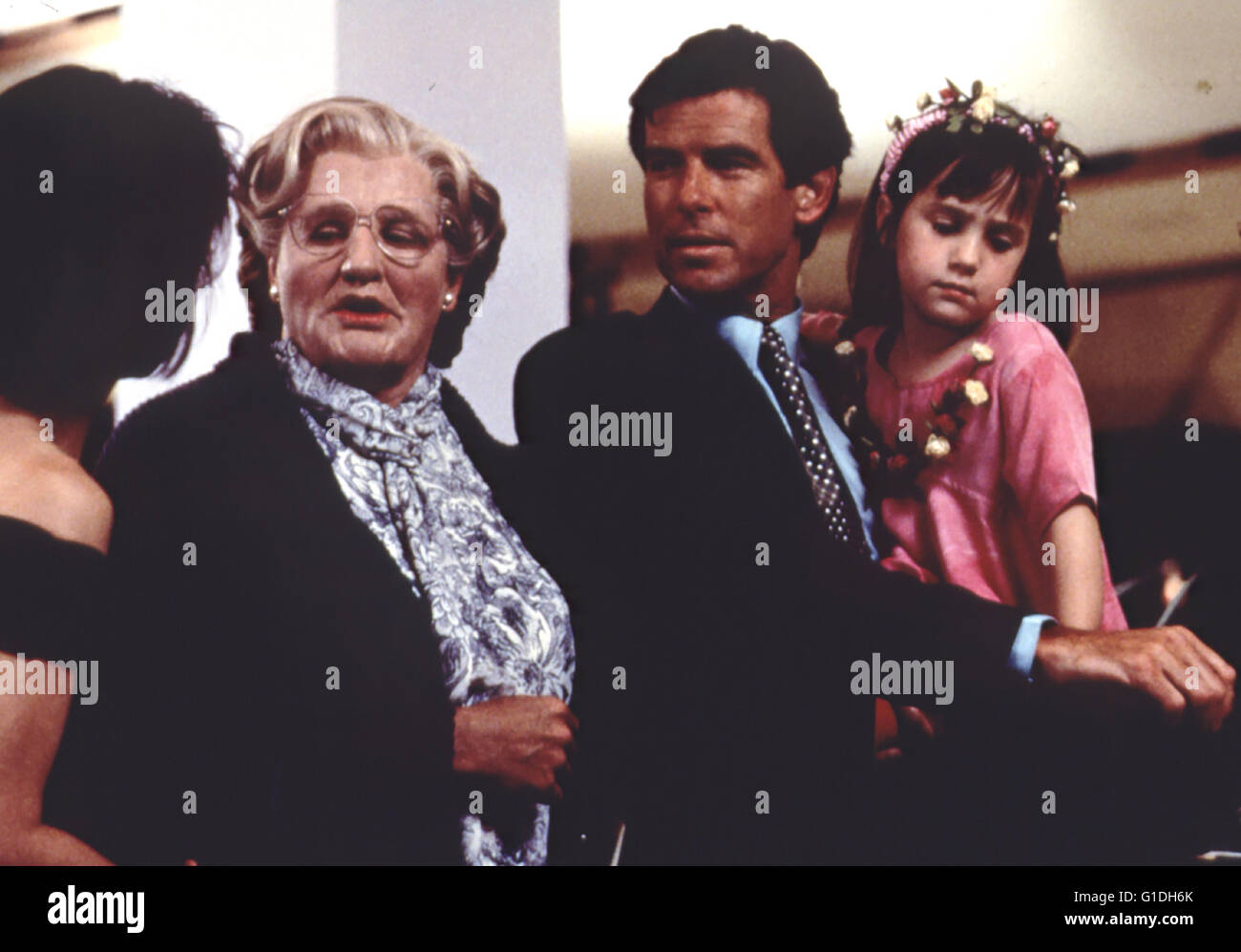 Mrs Doubtfire Das Stachelige Kindermadchen Robin Williams Pierce Brosnan Mara Wilson Sally Field Stock Photo Alamy