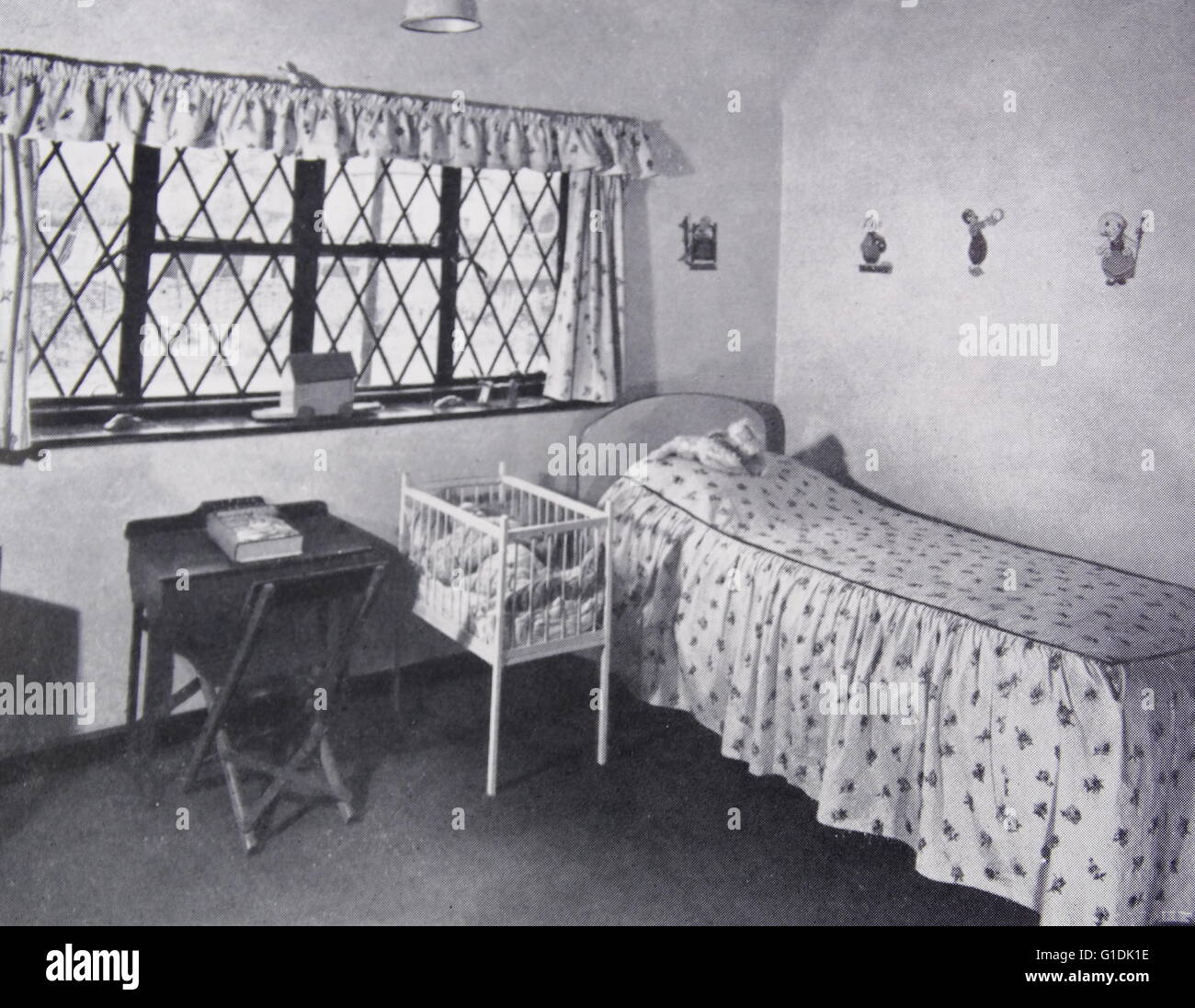 Girl bedroom 1950s hi-res stock photography and images - Alamy