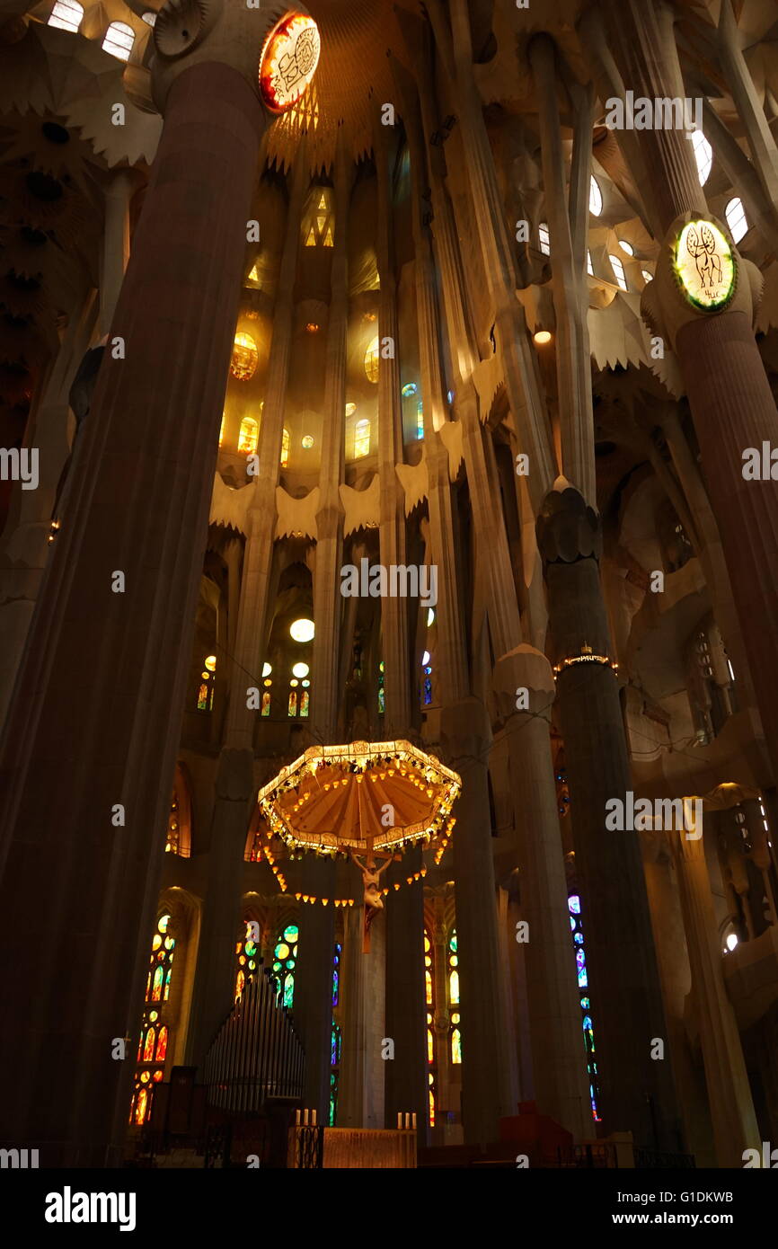 View of the suspended crucifix and glass altar within the Basílica i Temple Expiatori de la Sagrada Família, a Roman Catholic church in Barcelona, designed by Spanish architect Antoni Gaudí (1852–1926). Dated 21st Century Stock Photo