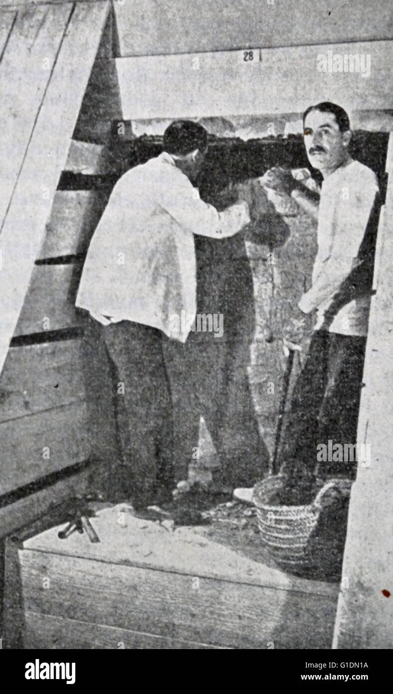 Print showing Howard Carter and Herbert, 5th Earl of Carnarvon discovering Tutankhamen's