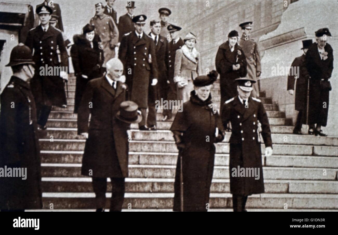 Photograph of King George V (1865-1936) with Prince Albert Frederick Arthur George (1895-1952) and Edward, Prince of Wales (1894-1972) on the fourth Armistice Day. Dated 20th Century Stock Photo