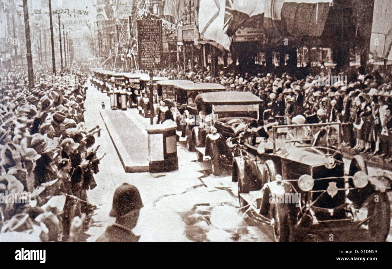 Photograph of Prince Albert Frederick Arthur George (1895-1952) and Lady Elizabeth (1900-2002) within a large motorcade during their visit to in New Zealand. Dated 20th Century Stock Photo