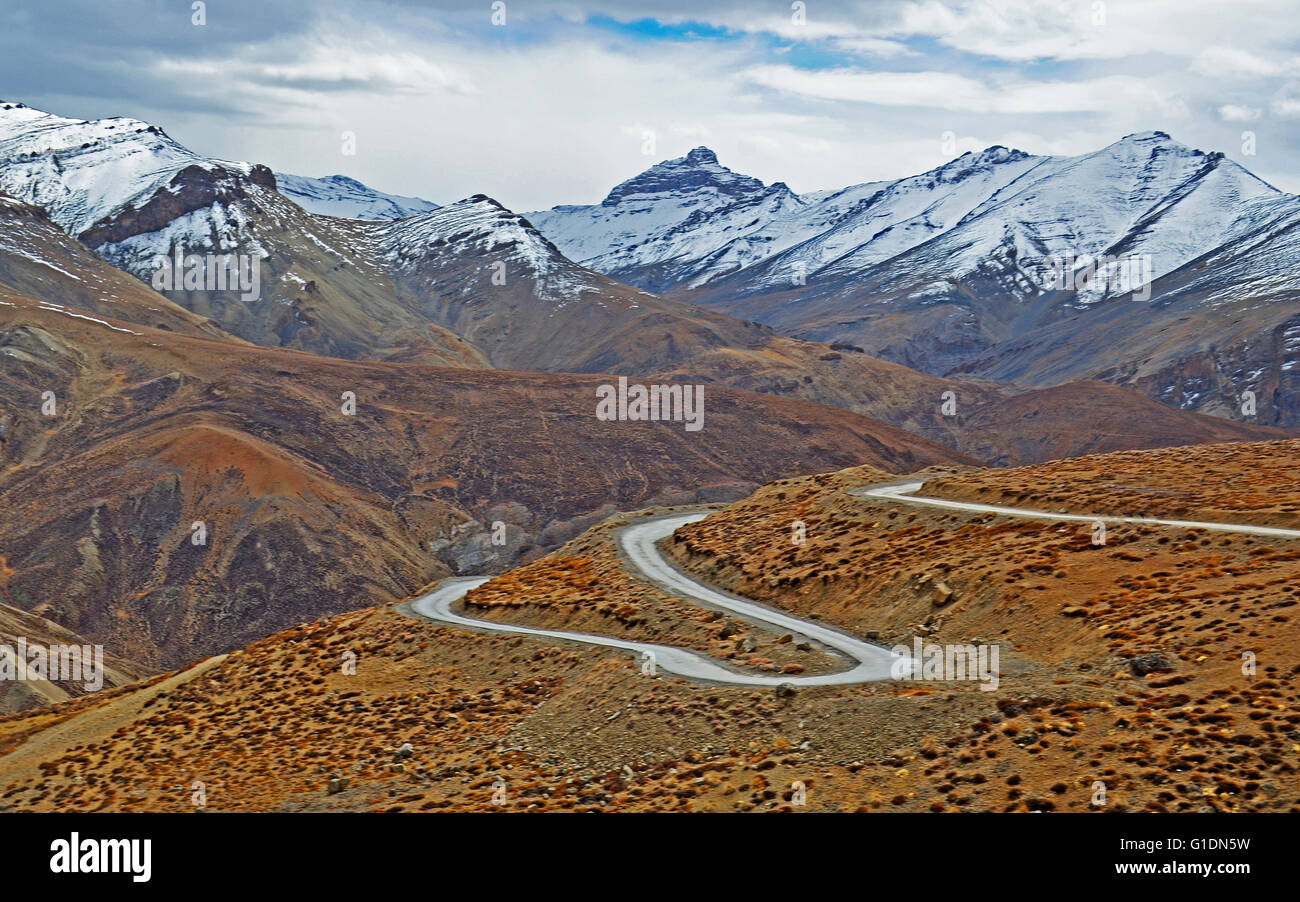 Lachulung La pass at 5019 meters, Manali-Leh Highway, Ladakh, India Stock Photo