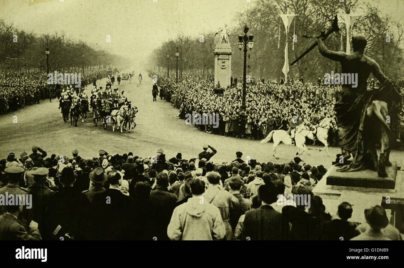 Photograph of Princess Elizabeth (1926-) and Prince Philip, Duke of Edinburgh (1921-) returning to Buckingham Palace in the glass carriage. Dated 20th Century Stock Photo