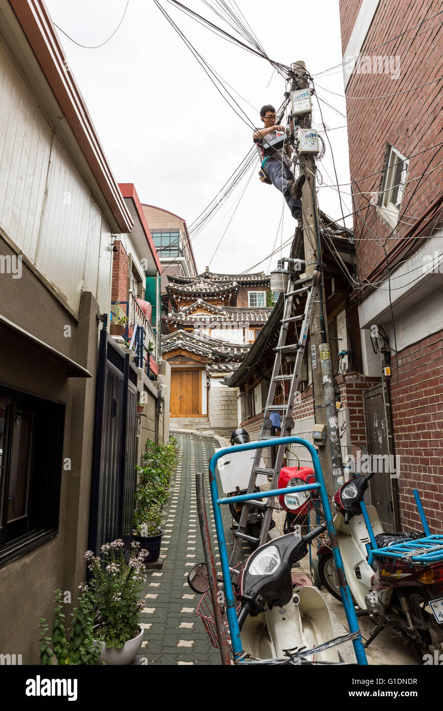 Man working with electric wires, Bukchon Hanok Village, Seoul, South Korea Stock Photo