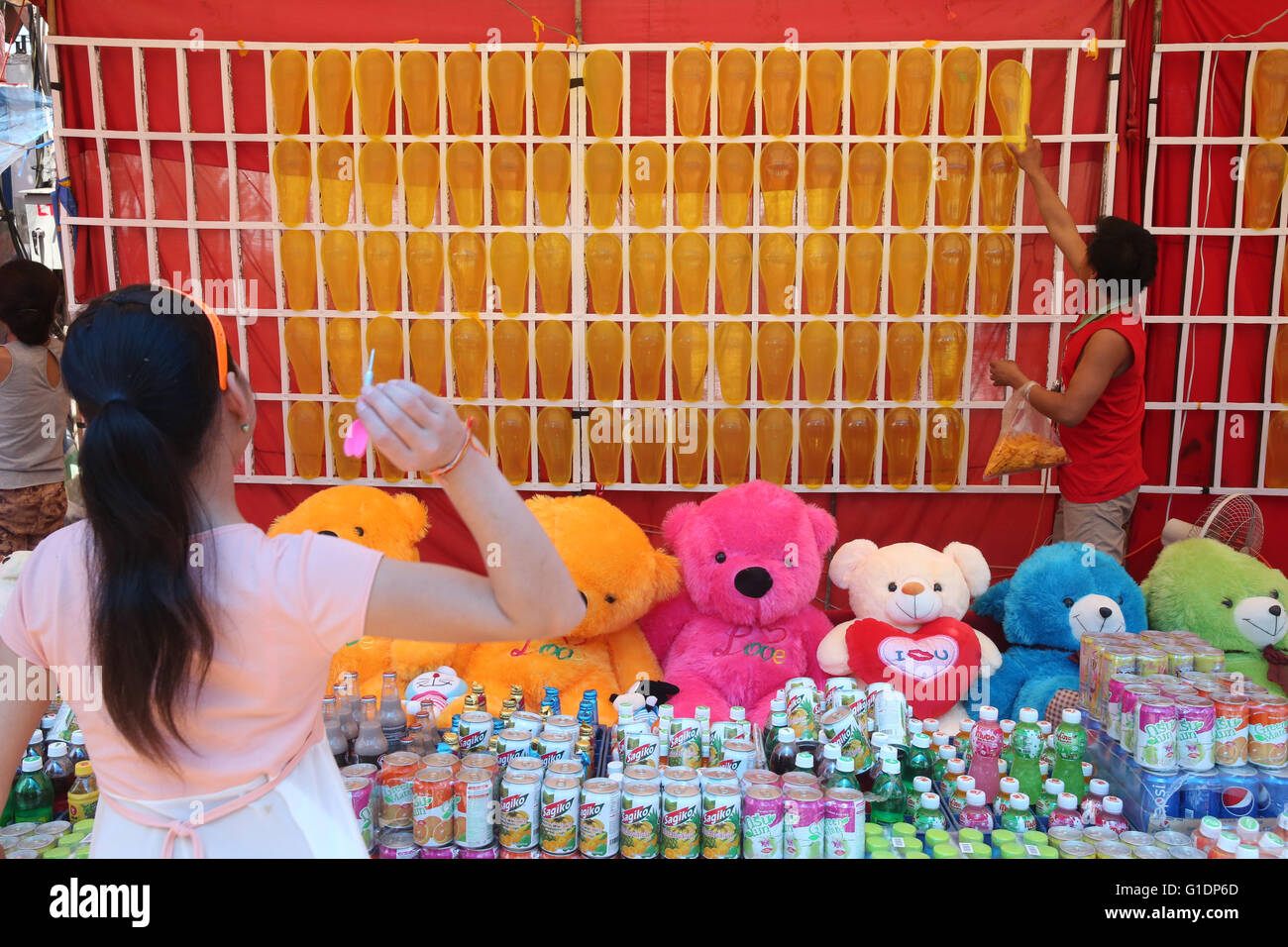 Vientiane fair. Balloon target game. Vientiane. Laos Stock Photo - Alamy